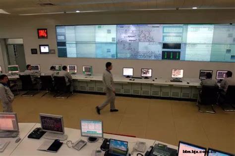 湖北能源集团鄂州发电有限公司员工在机组集控室察看机组运行情况