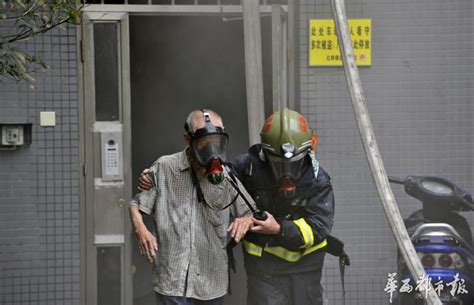 楼房起火 消防帮居民戴防毒面具逃生 - 滚动 - 华西都市网新闻频道