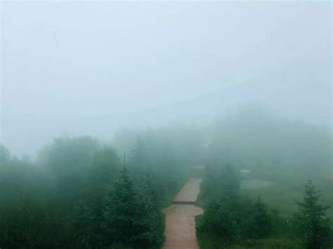 雾锁山头山锁雾， 天连水尾水连天。