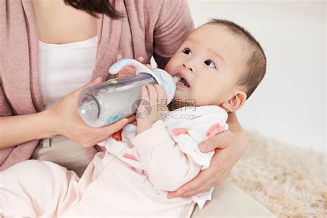 喝奶的婴儿小宝宝高清图片下载-正版图片501725417-摄图网