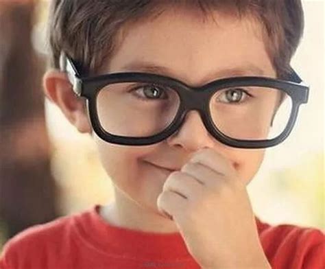 孩子视力下降别急着配眼镜，判断真性近视还是假性近视最重要！