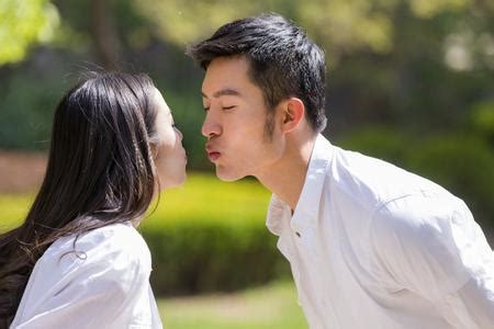 【图】亲吻额头代表什么 从吻的部位看出爱(2)_亲吻额头代表什么_伊秀情感网|yxlady.com