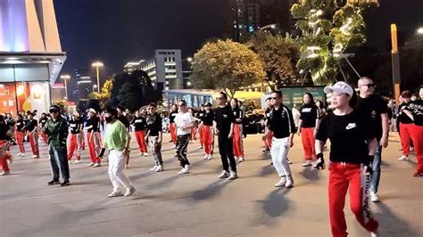 四川成都2个男子跳广场舞，引来无数路人围观，这舞姿厉害了_腾讯视频