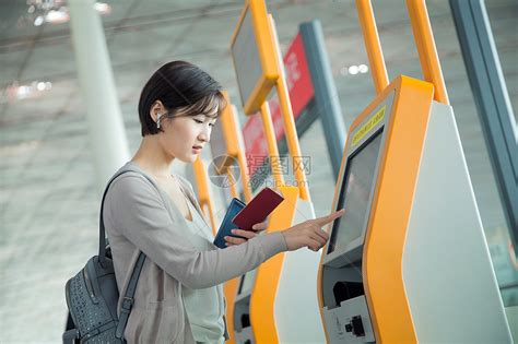 商务女士在机场使用自动售票机高清图片下载-正版图片507649293-摄图网