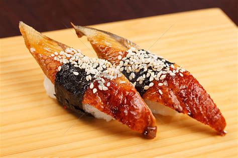 乳干寿司木板烹饪鳗鱼熟食盘子饮食营养文化海鲜芝麻高清图片下载-正版图片320998943-摄图网
