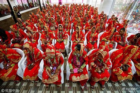 印度奇怪的婚礼风俗——当地的女孩和狗结婚