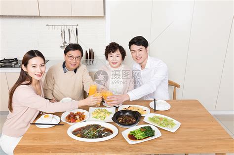 家人一起吃饭聚餐高清图片下载-正版图片500813166-摄图网