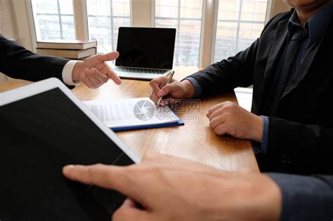 律师女人工作合作签署合同锤子特写商业业务图片-包图网
