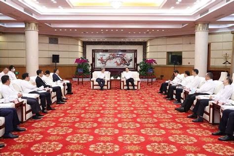 王忠林与出席武汉服务业发展大会企业家代表座谈