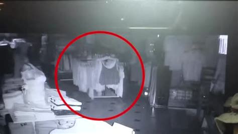 俄罗斯一停车场监控拍到恐怖灵异视频_腾讯视频