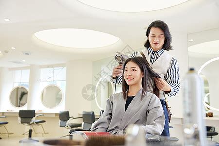 理发店刚洗完头的女顾客高清图片下载-正版图片502380221-摄图网