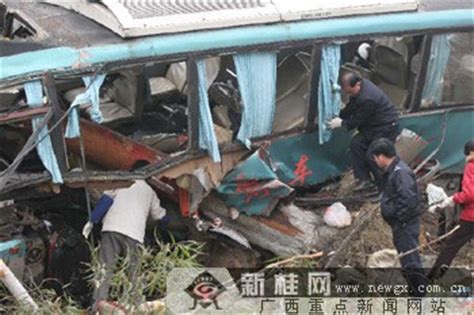 马山发生特大道路交通事故 7人死亡17人受伤(图)_新闻中心_新浪网