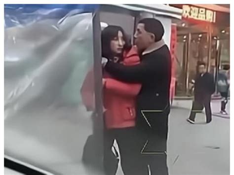 贵州一女子被中年男子强行抱住，男子强吻未果，当街扭打在一起|贵州|女子|扭打_新浪新闻