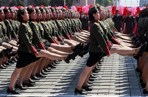 朝鲜阅兵弹簧步 女兵不会踢飞鞋有妙招_盐田网