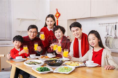 一家人新年年夜饭举杯高清图片下载-正版图片500811846-摄图网