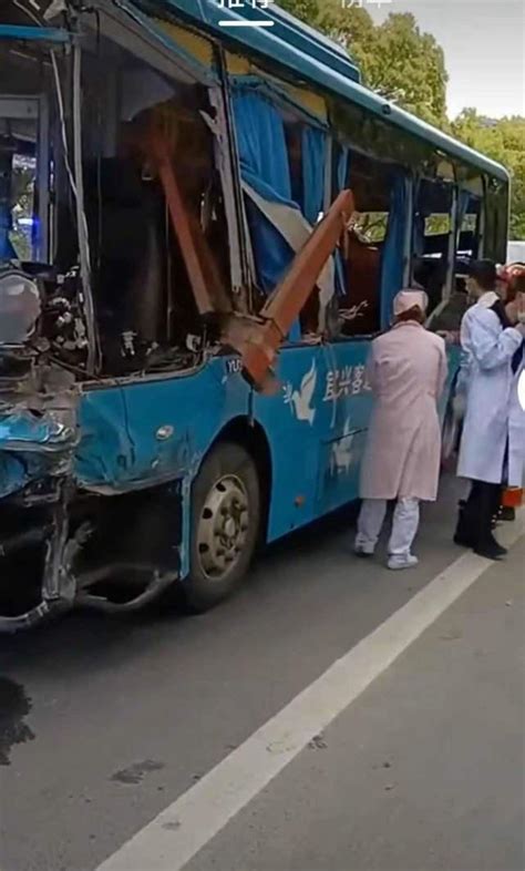 江苏一公交车与货车相撞致5死10伤 公交车队：驾驶员已被警方带走_手机新浪网
