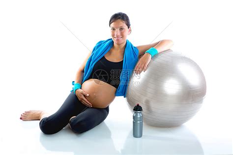 健身健身房的美丽孕妇放松了成人女士肚子母性怀孕瑜伽女性有氧运动妈妈毛巾高清图片下载-正版图片321406045-摄图网