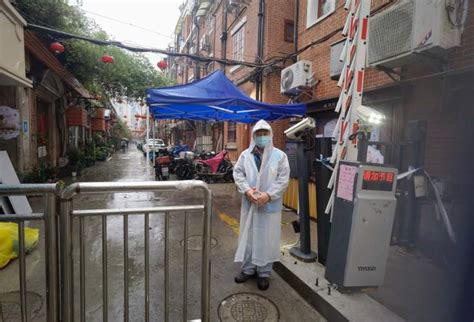 雨中站岗12个小时 虹口的这些志愿者们一直在坚守 - 周到上海