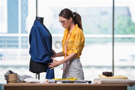 做新衣服的女裁缝高清图片下载-正版图片502950831-摄图网