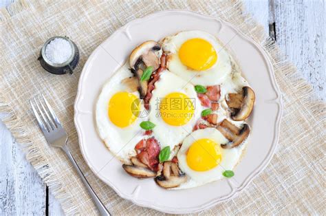 早餐炸鸡蛋烤培根和蘑菇高清图片下载-正版图片503616090-摄图网