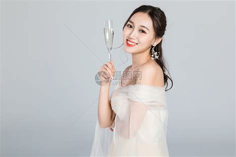 优雅的女人手拿香槟酒杯高清图片下载-正版图片501135886-摄图网