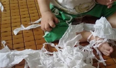 亚洲男孩用湿纸巾擦手高清图片下载-正版图片505584156-摄图网