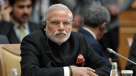 72岁印度总理莫迪带领民众做瑜伽亲自示范体式万人同步_腾讯视频