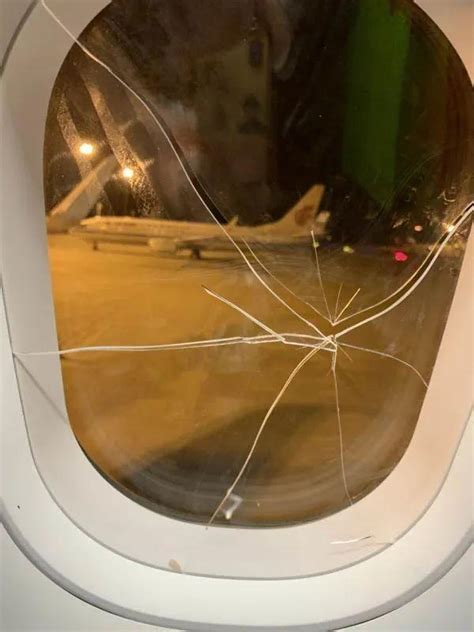 客机遇冰雹致风挡玻璃破裂，机长全盲操作成功降落 - 民用航空网