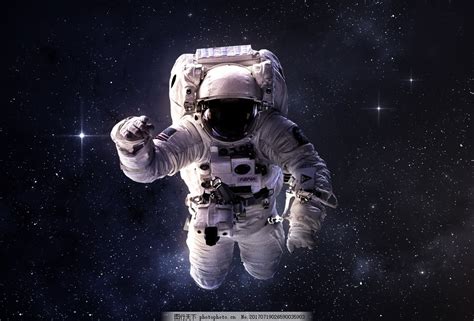 今年几月几日两名什么宇航员首次登上月球我国一有谁谁和谁三名宇航员登上了太空-几年几月几日我国宇航员谁谁谁第三次进入太空，并在太空完...