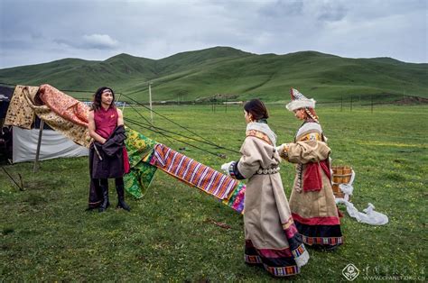 藏族有“安多女子康巴汉子”，先来看女子多妩媚