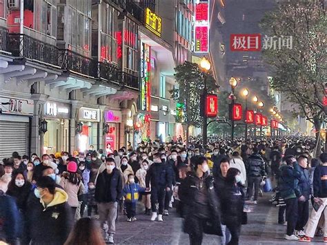 江汉路步行街夜景 （江汉路步行街区综合服务中心供图）