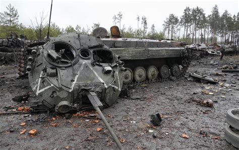 乌克兰境内的第一批豹2坦克，由波兰援助，等着看被击毁！__财经头条