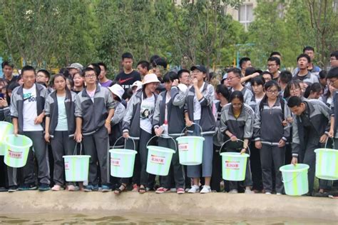 昭通市实验中学全体教师在此寄予2019届高三毕业生美好的祝愿