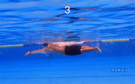 专业美女运动员手中教授女性游泳爱好者如何学习自由泳翻滚转身_腾讯视频