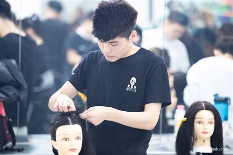 职业学徒美发师的助理练习高清图片下载-正版图片502134392-摄图网