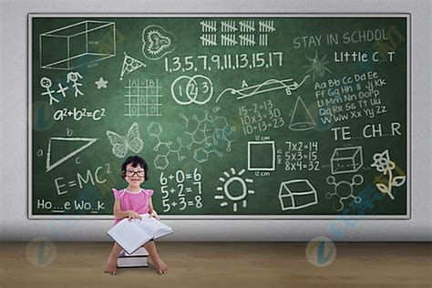 可爱小女孩与黑板数学公式高清图片下载-找素材