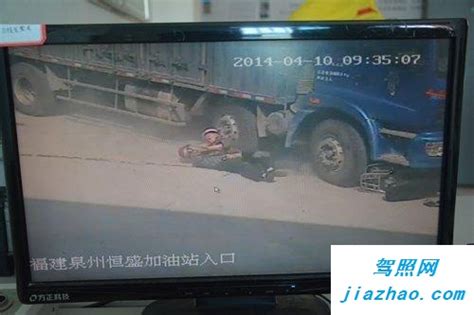 厦门同安国道发生车祸 伤者坐在路边不敢往地上看 - 社会 - 东南网厦门频道