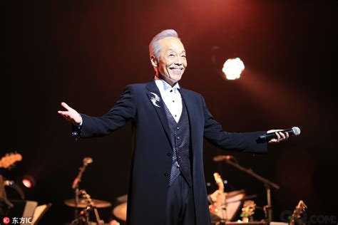 谷村新司演艺生涯45周年音乐会现场 观众起身热烈鼓掌 _人物_GQ男士网