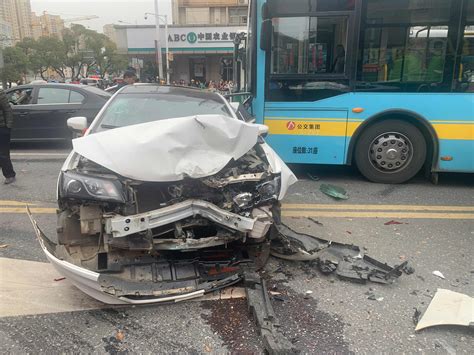 长沙两公交车追尾相撞致13人受伤 车头都瘪了_湖南频道_凤凰网