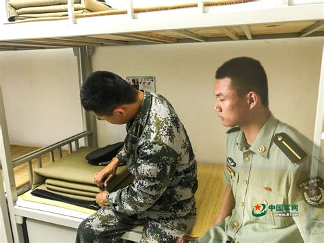 军校学员毕业照：现在流行和自己“重逢” - 中国军网