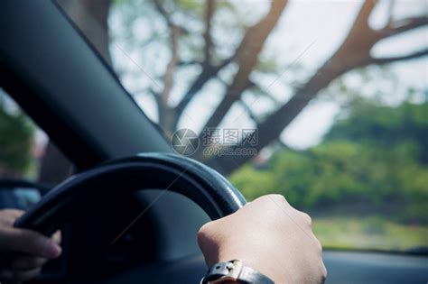 妇女手握着黑色方向盘同时驾驶具有大高清图片下载-正版图片502923825-摄图网