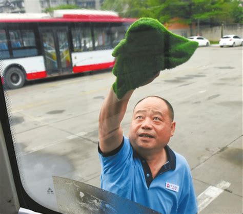 这5年我的获得感丨公交老司机：车越来越高级开车是享受 - 四川 - 华西都市网新闻频道