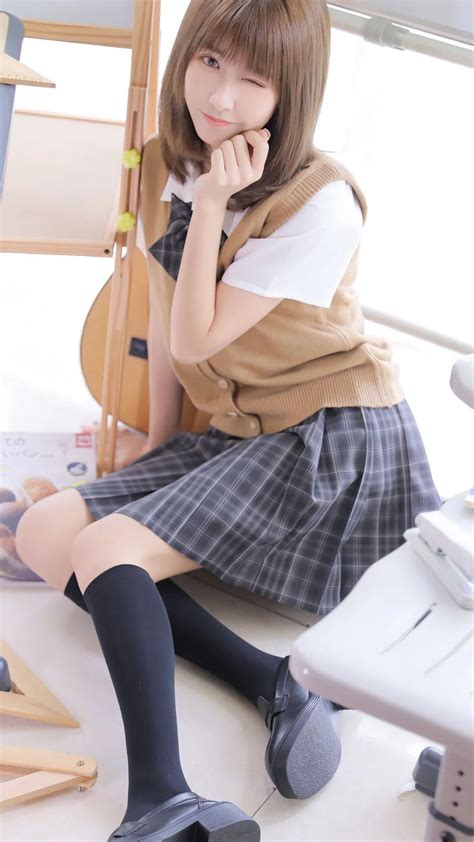 温柔连身短裙女生头像