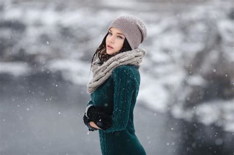 女人在雪上高清图片下载-正版图片501869666-摄图网