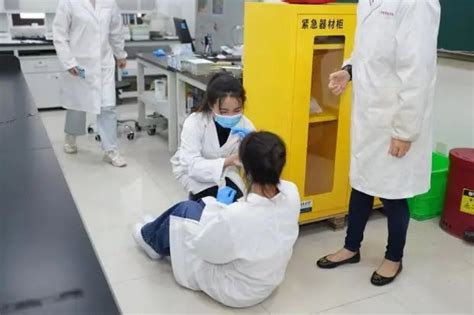 湘雅三医院急诊科工作人员称受伤学生目前仍在重症监护室，暂不能探望。