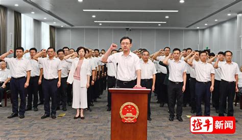 58名国家工作人员集体向宪法宣誓，绍兴市长监誓！_绍兴网