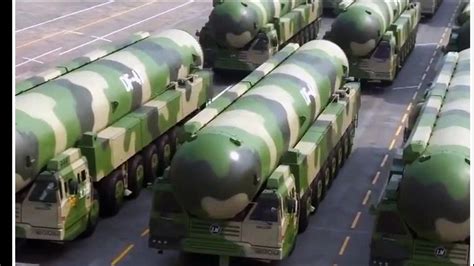 俄军白杨M洲际弹道导弹，通过路基发射车发射升空