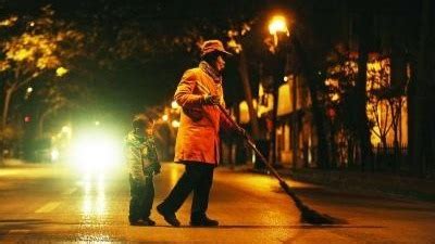 凌晨2岁男童在街头玩耍被环卫工救助 其父涉嫌遗弃罪_凤凰网视频_凤凰网