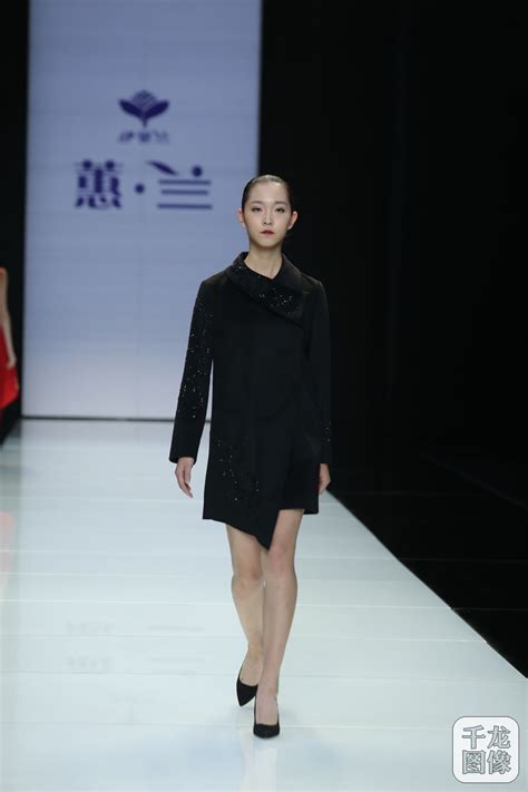 伊里兰品牌亮相2016北京时装周 发布“四季”女装产品（图）（4）-千龙网·中国首都网