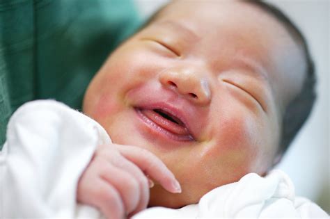 宝宝睡觉有时哭有时笑，是做梦么？答案可能比你想象的精彩 - 知乎